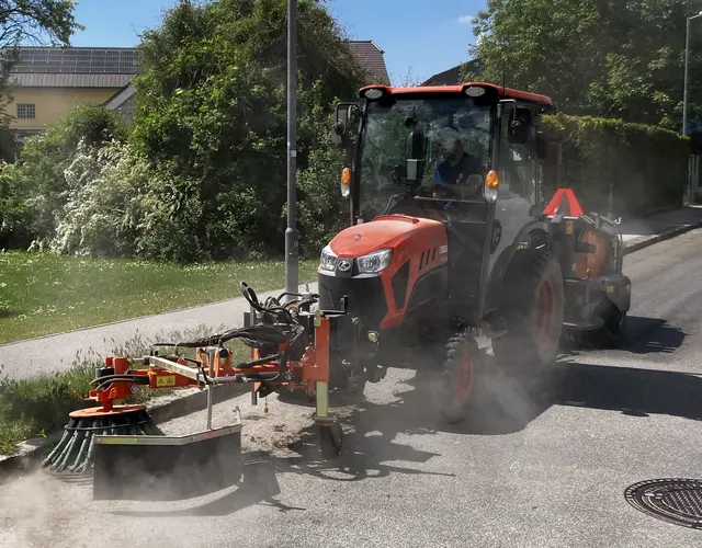 Zur weiteren Verbesserung der Straßenpflege wurde ein Kleintraktor mit Wildkrautbürste und Kehrmaschine angekauft.  | Foto: Auersthal