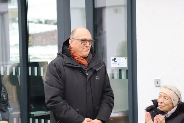 Vorstand der Raiffeisen Regionalbank Hall in Tirol Peter Grassl war bei der Schlüsselübergabe anwesend. | Foto: Kendlbacher