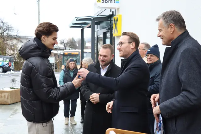 Die neuen Bewohnerinnen und Bewohner erhalten ihre Schlüssel im Beisein von Gemeindevertretern und Ehrengästen. | Foto: Kendlbacher