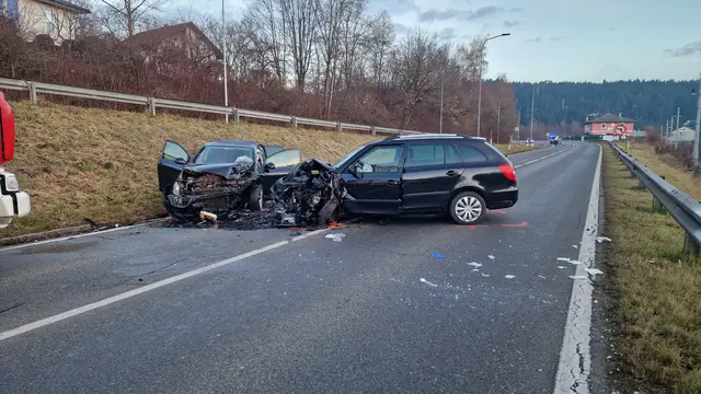 Die Insassen konnten von den Feuerwehren rasch und schonend aus den Fahrzeugen befreit werden. | Foto: ÖA@BFK07