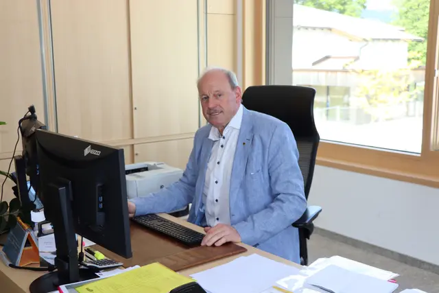 "Der Parkplatz ist mit Sicherheit keine Cashcow", betont Bürgermeister Josef Ritzer. Man habe die Tarife aus wirtschaftlichen Gründen erhöhen müssen, da auch die Pacht für den Grund jährlich steigt. | Foto: Christiane Nimpf