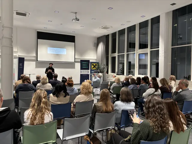 Bevor der Film "Der Taucher" im Techno Z Schärding gezeigt wurde, stellte sich der österreichische Regisseur Günter Schwaiger kurz vor und erläuterte, wie es zur Produktion des Films zum Thema häusliche Gewalt kam. | Foto: MeinBezirk/Michelle Bichler