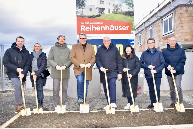 Klaus Tremmel (Porr), Maria Schwarz (OSG), Christoph Sulyok (Architekten Halbritter), OSG-Chef Alfred Kollar, Bürgermeister Thomas Steiner, Gemeinderätin Ruth Klinger-Zechmeister, Rainer Wallner (OSG) und stadtrat Michael Freismuth | Foto: Stefan Schneider