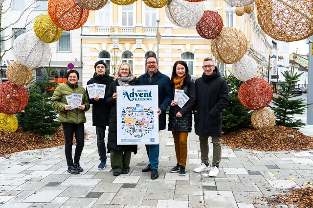 Daniela Wagner (Sunshine Gallery), Werner Seifert (Hofcafe), Katharina Krammer (Weltladen), Bürgermeister Christian Haberhauer (ÖVP), Carina Degwerth (Degwerth Radsport), Andreas Jung (Leitung Stadtmarketing) (v.l.). | Foto: Michaela Zechmeister/AVB