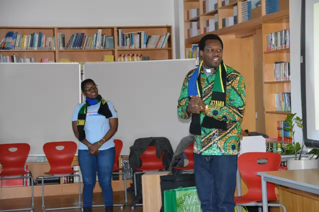 Projektpartner aus Tansania erklären den Schüler:innen des BRG Oberpullendorf das Leben von Bauernfamilien in ländlichen Regionen ihres Landes. | Foto: Rosenberger Victoria