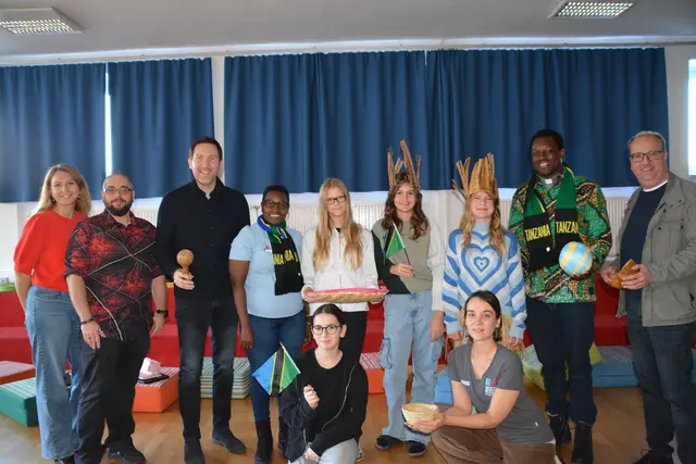 Im Rahmen der Dreikönigsaktion besuchten Vertreter der Diözese Eisenstadt gemeinsam mit Partnern aus Tansania Schulen im Bezirk Oberpullendorf. Die Schülerinnen und Schüler des BRGOP lernten hier spielerisch über das Leben von Familien in ländlichen Regionen Tansanias, nachhaltige Landwirtschaft und das Sternsingen | Foto: Rosenberger Victoria