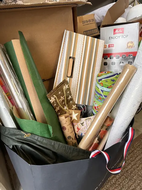 Geschenkpapier sollte am besten wiederverwendet werden, ist das nicht möglich, dann ab in die Papiertonne damit oder direkt ins ASZ zu den Kartonagen. | Foto: BAV Schärding