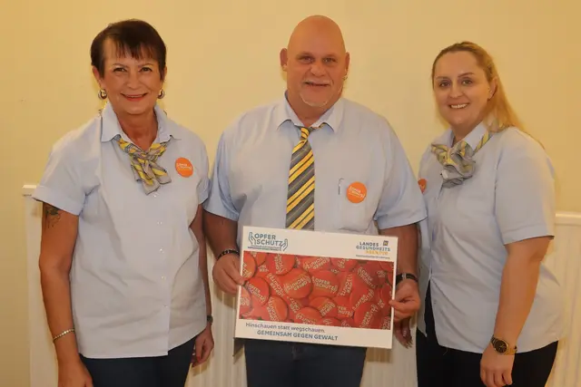 Mitarbeiter des Infopoint im Universitätsklinikum Wiener Neustadt setzen im Rahmen von Orange the World ein sichtbares Zeichen gegen Gewalt an Frauen und Mädchen. (V.l.n.r. Biljana Lucic; Mario Golosetti; Gabriele Kucsera) | Foto: UKWN