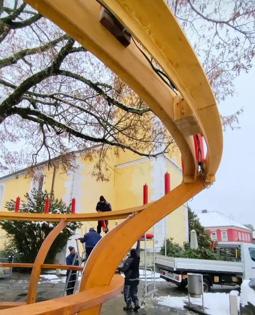 Das neue Gerüst für den Adventkranz wurde von den Bauhofmitarbeitern aufgestellt.  | Foto: Kraml