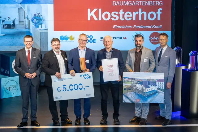 Sieger Kategorie Öffentliche Räume – Klosterhof Baumgartenberg, v. l.: Wirtschafts- und Raumordnungs-Landesrat Markus Achleitner, Hans-Jörg Preining (Leiter Nachhaltigkeit &amp; Wertpapiere, Hypo Oberösterreich), Ferdinand Thaddäus Knoll und Ferdinand Tobias Knoll (Klosterhof Baumgartenberg), Stefan Heinisch (Geschäftsführer Regionalmanagement OÖ), Werner Pamminger (Geschäftsführer Business Upper Austria).
 | Foto: Cityfoto/PELZL