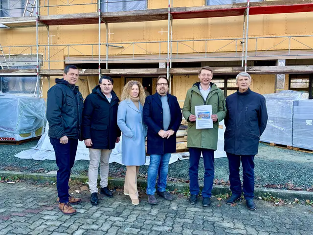 Bei der Gleichenfeier: Vizebürgermeister Franz Fabian, ÖVP-Landtagsabgeordneter Christoph Zarits, Investorenehepaar Rita und Anton Weinhofer, O.K.-Energie Haus Geschäftsführer Mike Oberfeichnter, Bürgermeister Vinzenz Knor (v.l.). | Foto: Elisabeth Kloiber