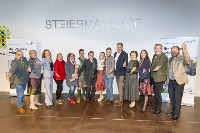 Sechs Absolventinnen und Absolventen der diesjährigen Zertifikatslehrgänge des Landwirtschaftlichen Fortbildungsinstitutes kommen aus Hartberg-Fürstenfeld. Hier in die Mitte genommen, von zahlreichen Gratulantinnen und Gratulanten.  | Foto: Foto Fischer