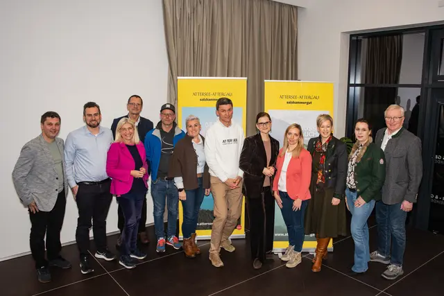 Geschäftsführerin Angelina Eggl (5.v.r.), die neue Destinationsmanagerin Simone Süß (4.v.r.) und der Aufsichtsrat des TVB Attersee-Attergau | Foto: TVB Attersee-Attergau/Veronika Phillipp