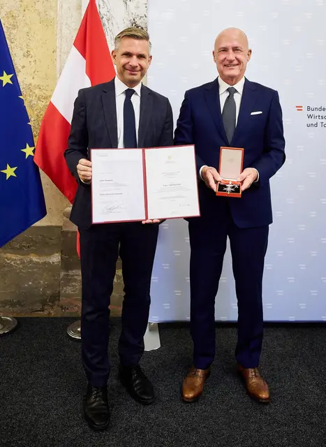 Wirtschaftsminister Wolfgang Hattmannsdorfer bei der feierlichen Übergabe des Großen Silbernen Ehrenzeichens der Republik an Valter Taranzano. | Foto: BMWET/Holey