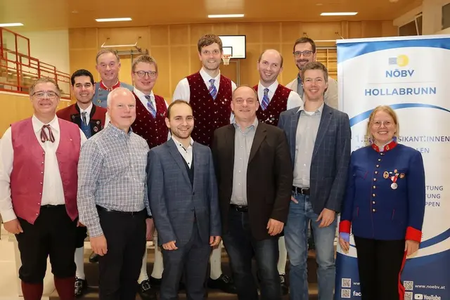 Das Veranstalterteam: Dominik Sommerer (Mitte) und Robert Eigner von der BAG Hollabrunn, dahinter Andreas Trauner und Bernhard Huber von der Musikkapelle Zellerndorf. | Foto: Wolfgang Hanousek