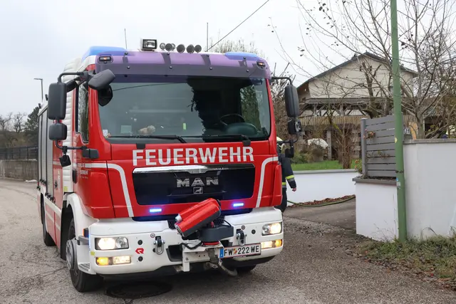 Ein Akku-Pack beginnt in einem Einfamilienhaus in der Welser Pernau zu brennen – der Hausbesitzer reagiert geistesgegenwärtig. | Foto: laumat.at