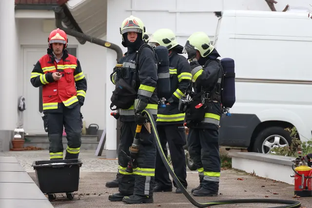 Ein Akku-Pack beginnt in einem Einfamilienhaus in der Welser Pernau zu brennen – der Hausbesitzer reagiert geistesgegenwärtig. | Foto: laumat.at