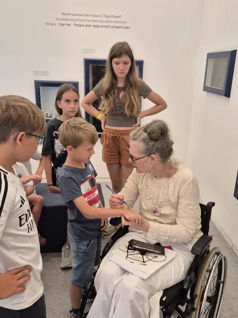 Hannah Landsmann begeistert die Gruppe mit spannenden Einblicken in das Judentum. | Foto: Widhalm