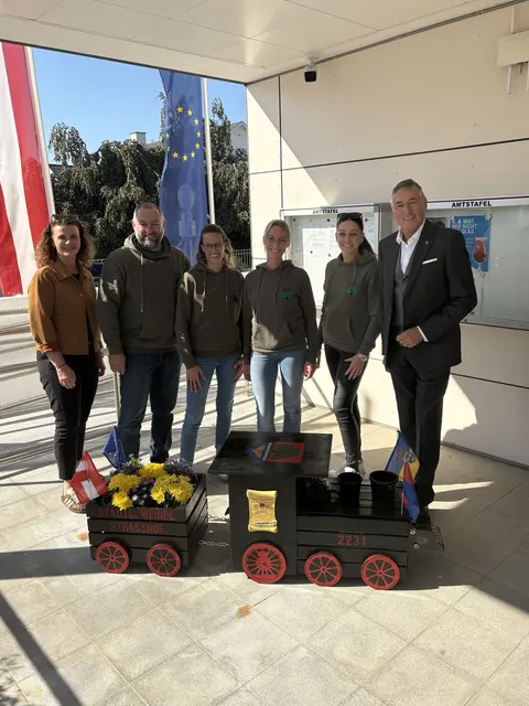 Ein kreativer Akzent im öffentlichen Raum wurde mit der Präsentation der ersten „Lok-al Spirit“-Motivlokomotive gesetzt.  | Foto: Strasshof