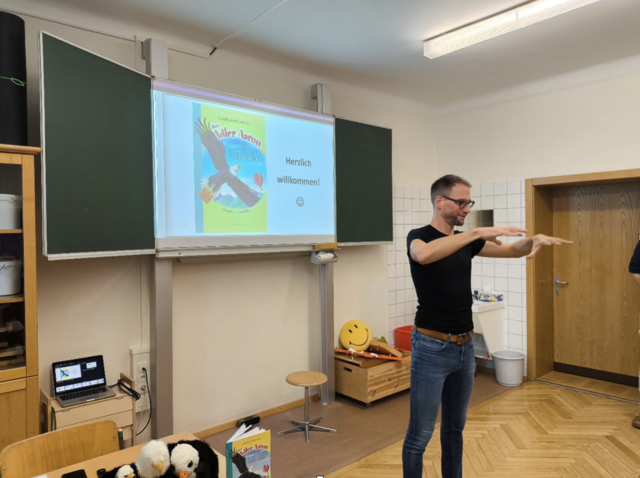 Jonathan Mittermair und sein "Adler Aaron" waren in der Volksschule Kirchdorf zu Gast. | Foto: Volksschule Kirchdorf an der Krems