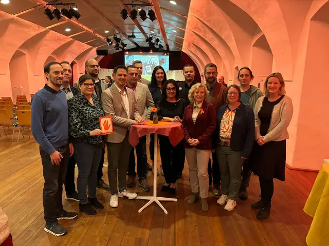 Hintere Reihe (v.l.n.r.): Roland Viegerl, Christoph Stangelberger, David Exeli, Angelika Kures, Vincent Kendler, Erich Gabler, Paul Mühlbauer, 

Vordere Reihe (v.l.n.r.): Christof Fischer, Julia Drapela, Bürgermeister Jürgen Rummel, Ewald Figl, Vizebürgermeisterin Monika Scholz, Landesrätin Eva Prischl, Claudia Anderl, Annemarie Kröss | Foto: Bernd Dorner