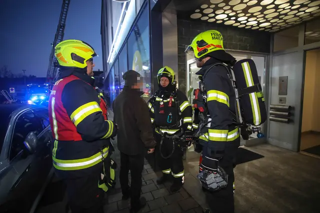 Ein möglicher Dachbrand eines Gebäudes im Stadtzentrum von Marchtrenk stellte sich als Rauchschwaden vom Einheizen heraus. | Foto: laumat.at