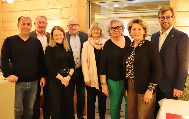 Ursula Lackner, Stephan Scheifinger (beide re) und Manfred Komericky mit den Geehrten Patrick Trummer (li), Martina Zauner, Peter Tabor, Ursula Rauch und Michaela Geiger. | Foto: Edith Ertl