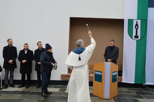 Pfarrer Patrick Bußkamp OPraem segnete das Haus und seine Bewohnerinnen und Bewohner. | Foto: Kendlbacher
