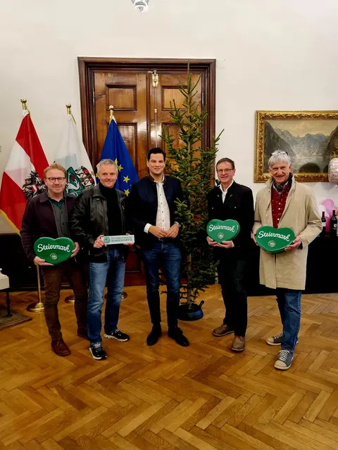 Die Vertreter der Naturparke Steiermark überreichten dem Landesrat und seinem Team einen Christbaum aus den Wäldern im Mürzer Oberland. | Foto: Steininger