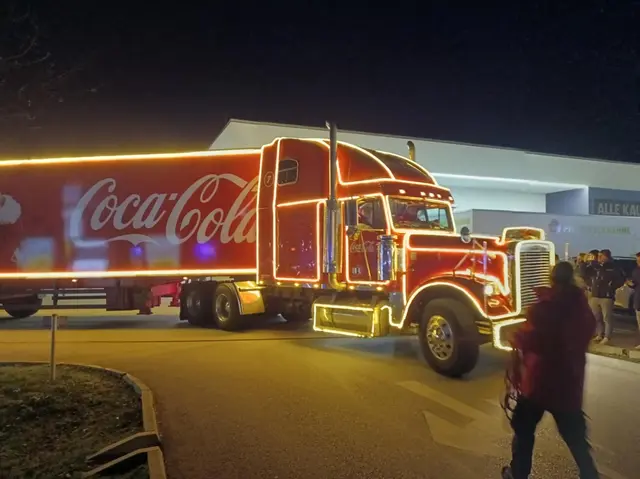 Der Weihnachtsmann kam mir dem Truck nach Siegendorf.  | Foto: Eva Lacher-Dörfler
