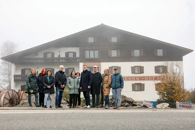 Landesrat Stefan Kaineder (4.v.r.) unterstützt die Bürgerinitiative in ihrem Kampf gegen das geplante Hotelresort. | Foto: Land OÖ/Denise Stinglmayr