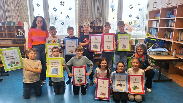 Klassenlehrerin Kathrin Kandutsch, die Schülerinnen und Schüler der 4. Klasse und Abfallberaterin Silvia Thor | Foto: GV Gmünd