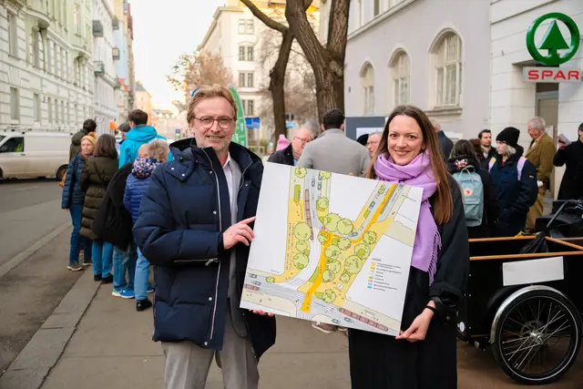 (v.l.) Bezirksvorsteher Martin Fabisch und Bezirksvorsteher-Stellvertreterin Lena Köhler (beide Grüne) präsentierten die Pläne für den Platz im Februar diesen Jahres. | Foto:  Shervin Sardari/BV8