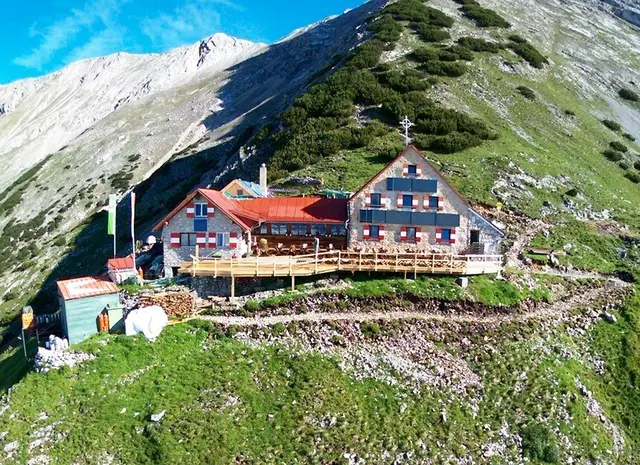 Was wie ein Traumjob klingt, ist echte Knochenarbeit. Darum suchen viele Hütten - wie etwa die Bettelwurfhütte im Karwendelgebirge - neue Pächter und Pächterinnen. | Foto: tourentipp.com