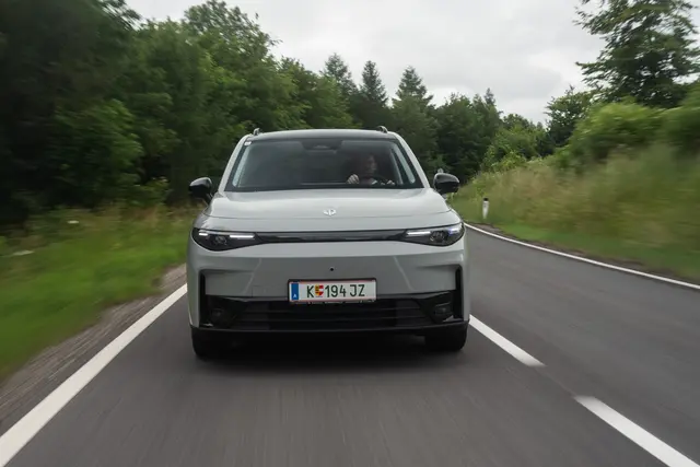 Die reine EV-Reichweite des Leapmotor C10 REEV beträgt 145 Kilometer, die volle Reichweite bis zu 970 Kilometer.