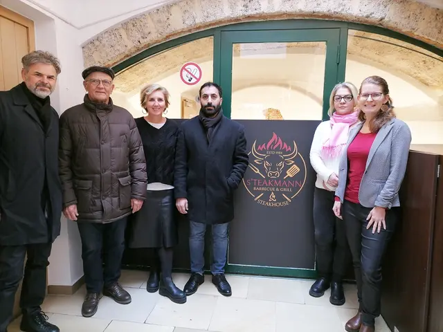 Ralf Reiter (Innenstadtmanager), Karl Gruber (Eigentümer), Daniela Zeiner (TIC Steyr / Zukunftsregion Steyr), Serhat Güler (s’teakmann) Lejla Menzilovic , Vizebürgermeisterin Anna-Maria Demmelmayr.  | Foto:  TIC Steyr