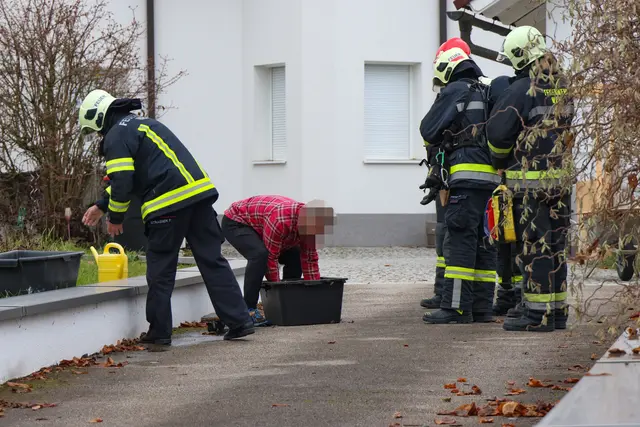 Ein Akku-Pack beginnt in einem Einfamilienhaus in der Welser Pernau zu brennen – der Hausbesitzer reagiert geistesgegenwärtig. | Foto: laumat.at