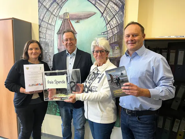 Großzügige Spende: Stadträtin Eva Lotz, Buchautor, Pilot und Spender Gerhard Gruber, Gemeinderätin Christine Herrmann sowie Bürgermeister Thomas Ram | Foto: Stadtgemeinde Fischamend