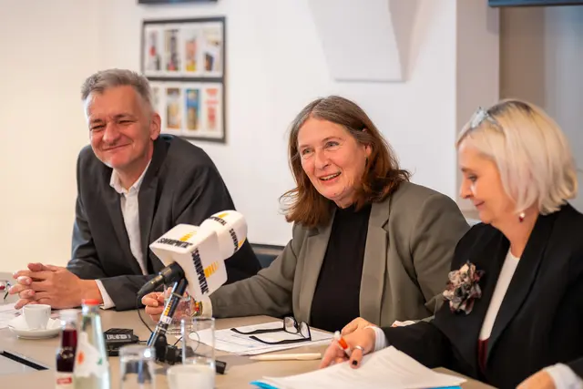 KPÖ-Stadtrat Manfred Eber, Bürgermeisterin Elke Kahr und Klubobfrau der KPÖ im Landtag, Claudia Klimt-Weithaler, beim Pressetermin zur Lage der Elementarbildung in der Steiermark. | Foto: KPÖ