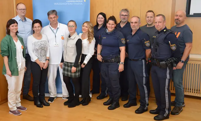 Daniela Stallecker, Wolfgang Bicker, Martina Schlüter, Roland Böhm, Christiana Bauer, Carmen Gorski, Verena Loidolt, Viktoria Kammerer, Martin Fida, Patrick Paschinger, Roman Burggraf, Christian Dangl und Reinhard Fida (v.l.) | Foto: LK Waidhofen/Thaya