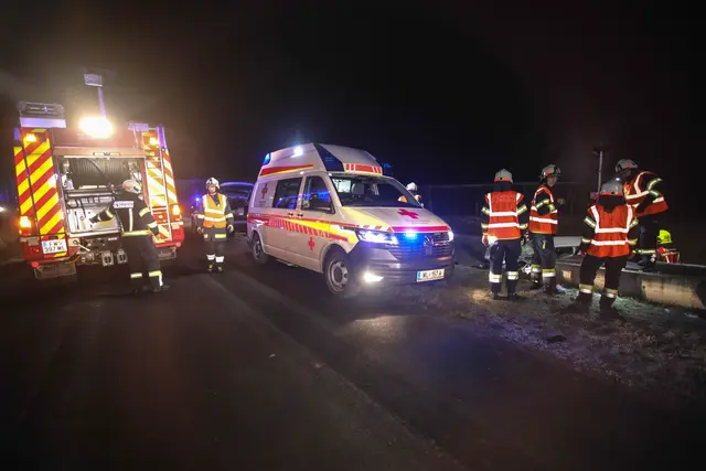 Ein silberner Skoda Fabia ist in Holzhausen von der Straße abgekommen und prallte frontal gegen einen Betonabfluss. | Foto: laumat.at