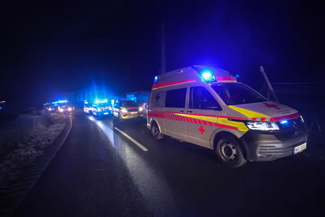 Ein silberner Skoda Fabia ist in Holzhausen von der Straße abgekommen und prallte frontal gegen einen Betonabfluss. | Foto: laumat.at
