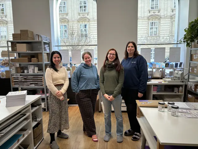 Im Bild: Vier der fünf Mitarbeiterinnen, die sich um die personalisierten Geschenke kümmern. | Foto: Nathanael Peterlini/MeinBezirk