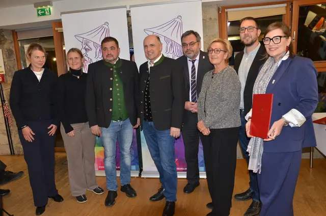 Nina Pölzl (l.) und Elke Florian (r.) ehrten langjährige Gemeinderäte. | Foto: Oblak