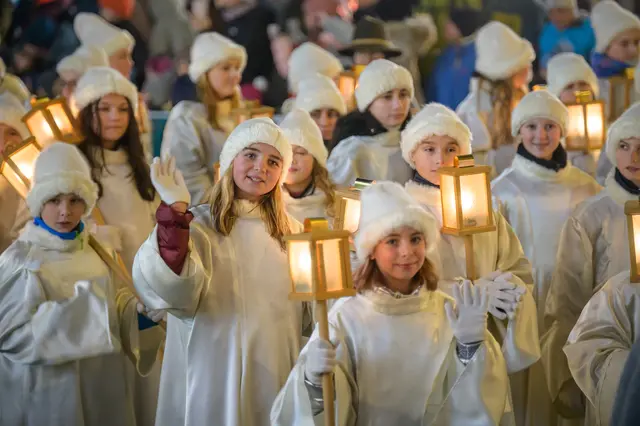 Über 300 Schülerinnen und Schüler aus Innsbrucks Volksschulen begleiten den Christkindlzug und lassen Kinderaugen leuchten. | Foto: Gerhard Berger