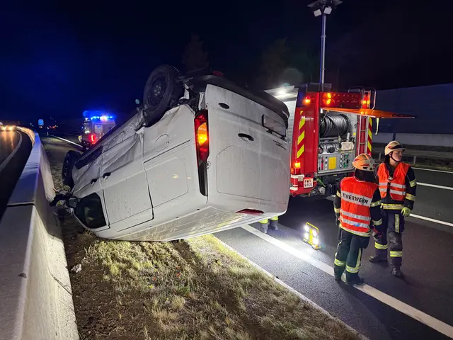 Eine angrenzende Betonwand verinderte Schlimmeres.  | Foto: ZOOM-Tirol