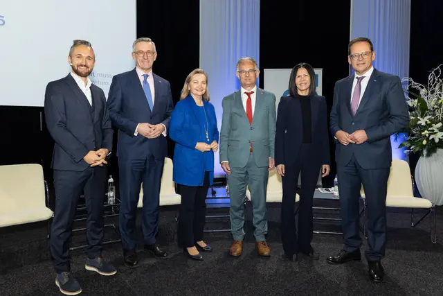 Teilnehmerinnen und Teilnehmer des Hypo Wirtschaftsgespräch 2025 (v. l. n. r.): Moderator Christoph Kinast, Robert Ottel (Rosenbauer), Ulrike Rabmer-Koller (Rabmer Gruppe), Markus Marterbauer (Finanzminister), Sok-Kheng Taing (Mitgründerin, Dynatrace) und Klaus Kumpfmüller (Hypo OÖ). | Foto: cityfoto.at