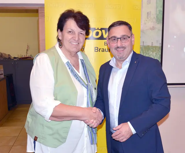 Klaus Mühlbacher gratuliert Daniela Probst zur Wiederwahl. | Foto: OÖVP Bezirk Braunau