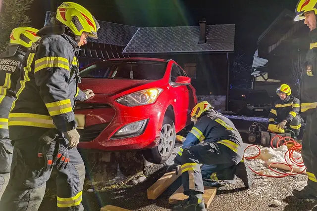 Der Pkw saß auf einer Mauer auf: Die Kameraden der FF Bad Goisern befreiten das Fahrzeug behutsam. | Foto: FF Bad Goisern
