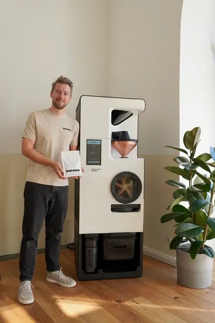 Robert Mitmannsgruber eröffnete in der ehemaligen "Lunzers Maßgreislerei" sein neues Café.  | Foto: Kafana